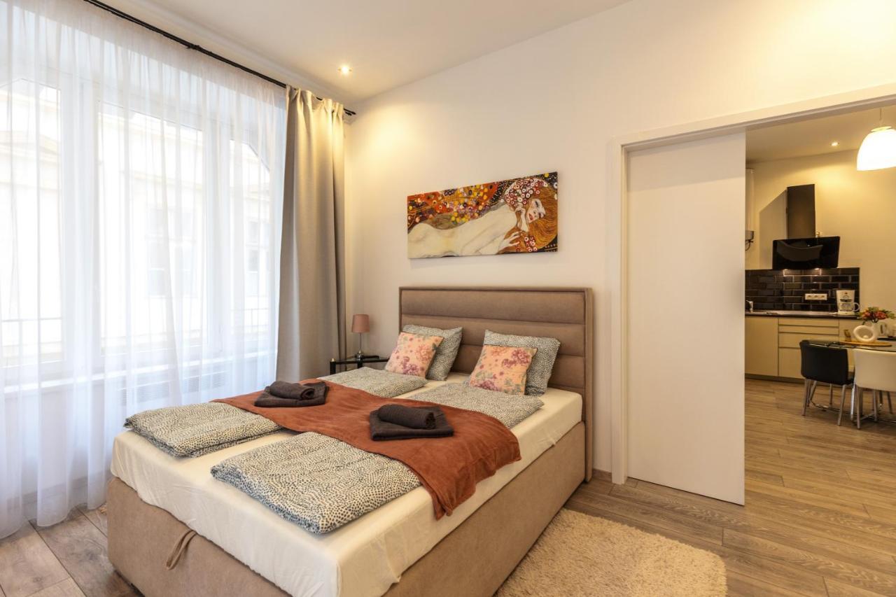 One-Bedroom Apartment,1327035041:JPEG