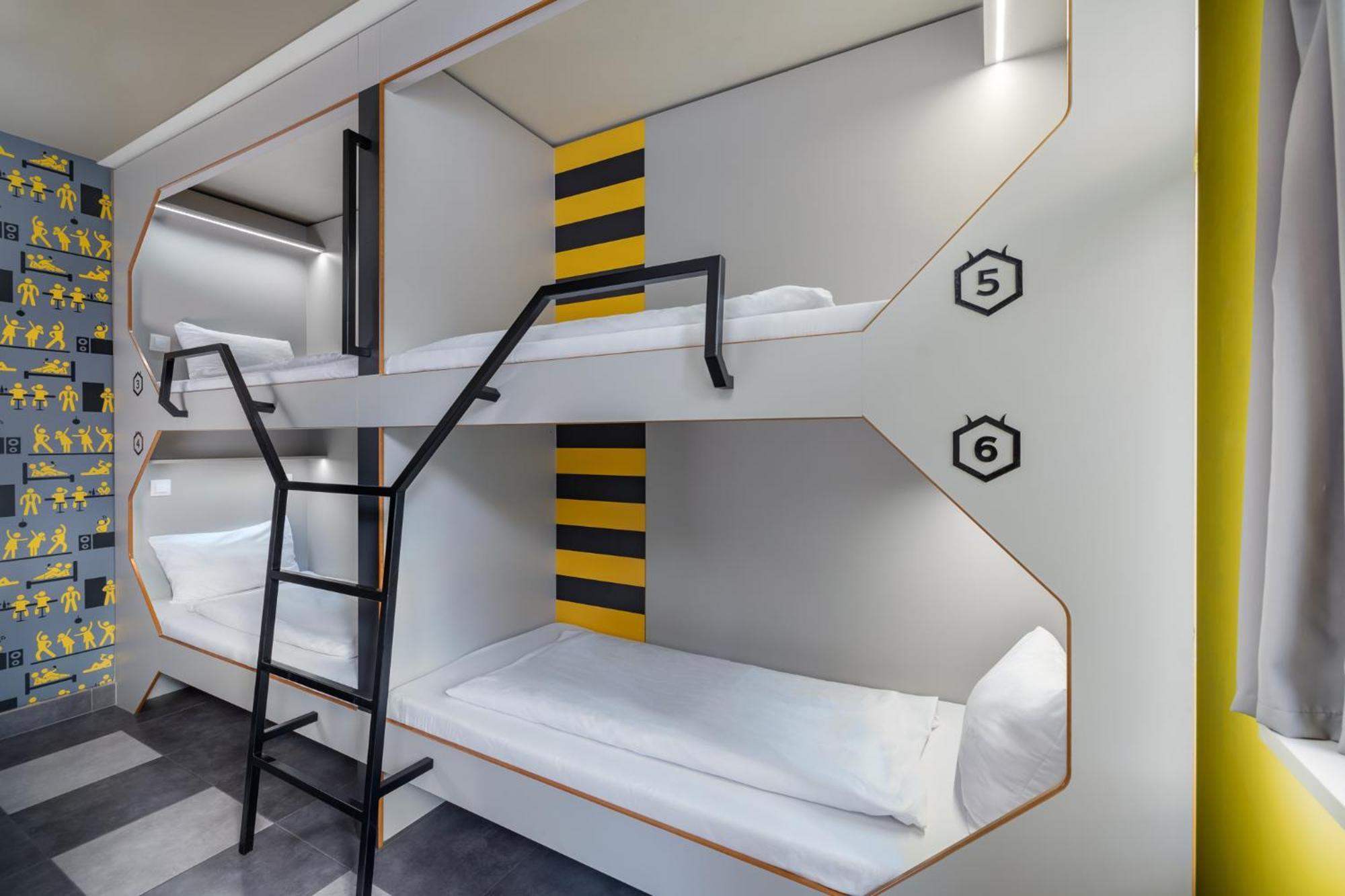 Sixtuple Room with Private Bathroom