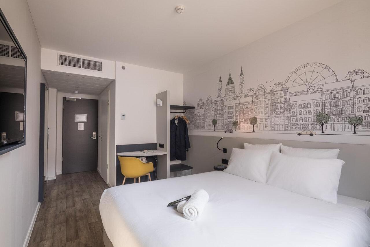 Double Room,1743437596:JPEG