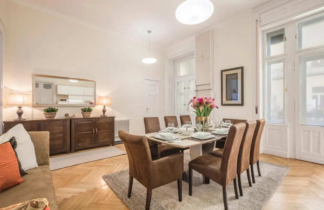 Modernized Unique Huge Central Apartment On 135Sqm-1
