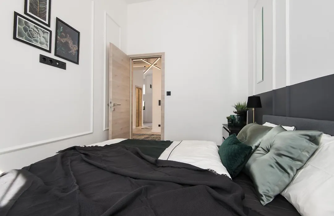 Hollo 3 Bedroom Downtown Apartment-1