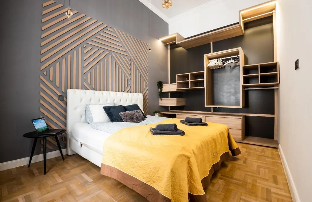 Deluxe Quentin Home Next To The Fashion Street-1