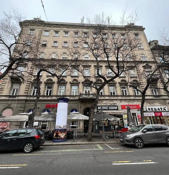 Luxury Apartment With Balcony Next To The New York Cafe-1