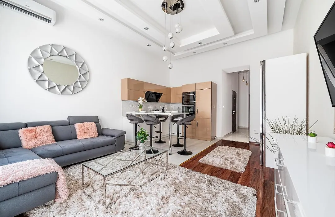 Luxury Apartment With Free Garage And Balcony In The Center-1