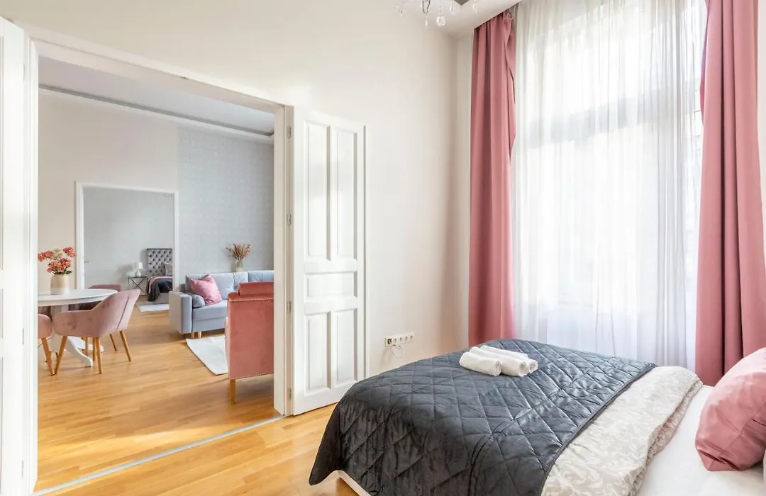 Luxury 3Bedrm 2Bathrm Apartment With Danube River View-1