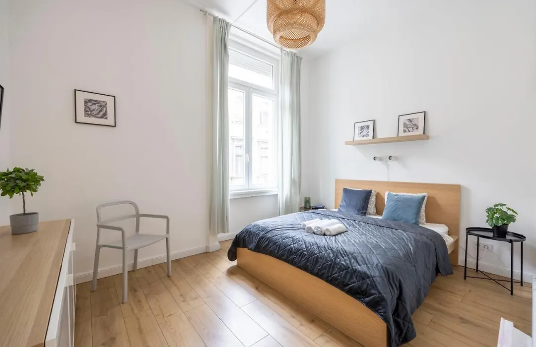 Central Grand Apartment With 5Bedrm 2Bathroom-1