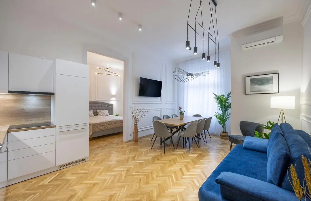 Luxurious Central 4Bedrm 3Bathrm Residence W/ Balcony-1