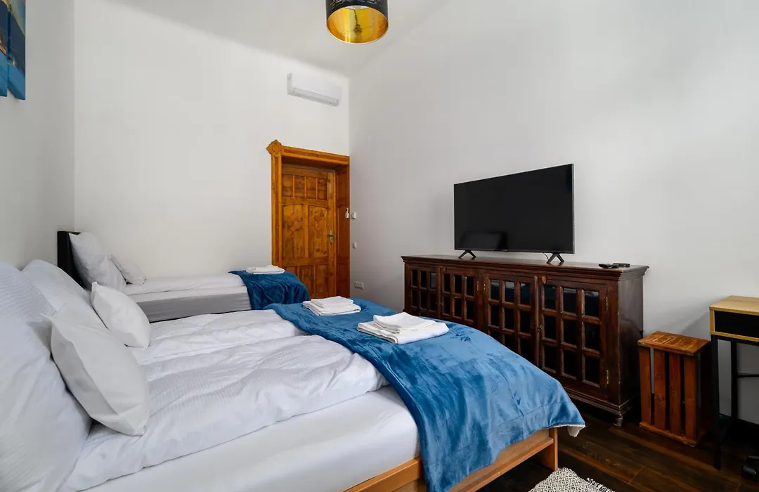 Rustic Downtown Apartment 106 M2-1