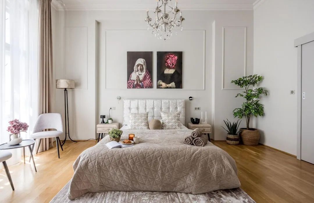 Timeless Elegant Apartment By Opera House-1