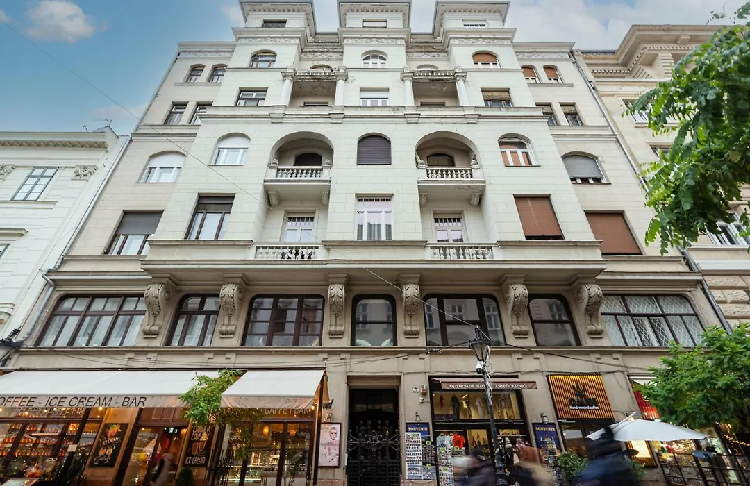 Basilica View Three Bedrooms Prime Apartment With Free Parking-1