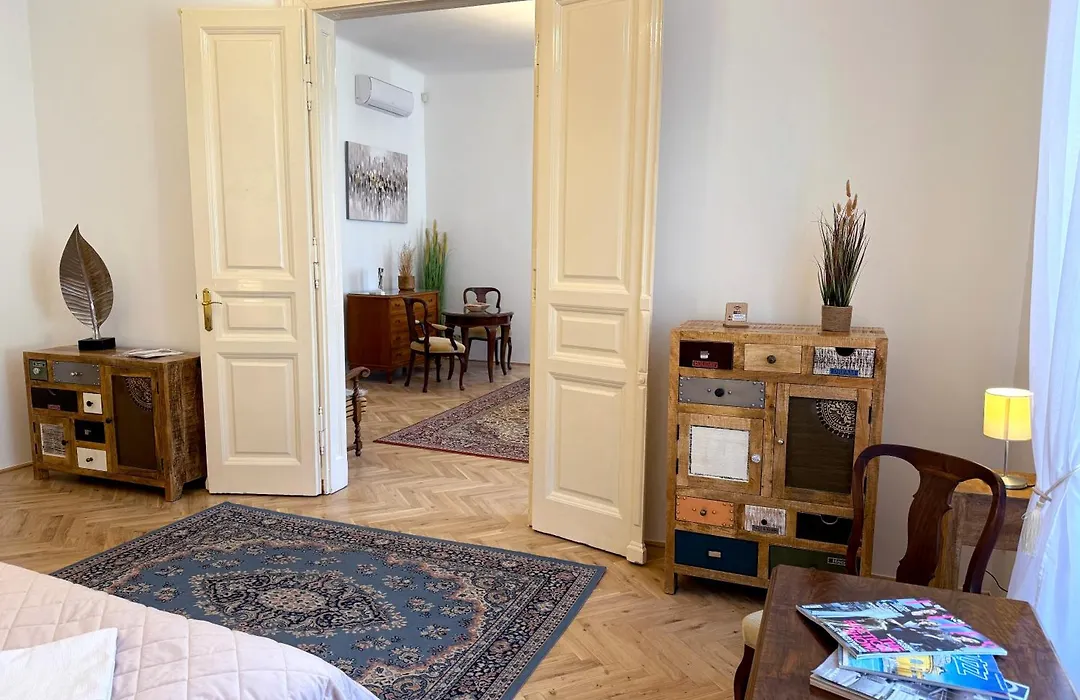 Elegant 125M2 Apartment Downtown Budapest-1