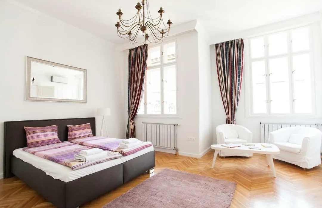 Chic & Charm Apartment-1