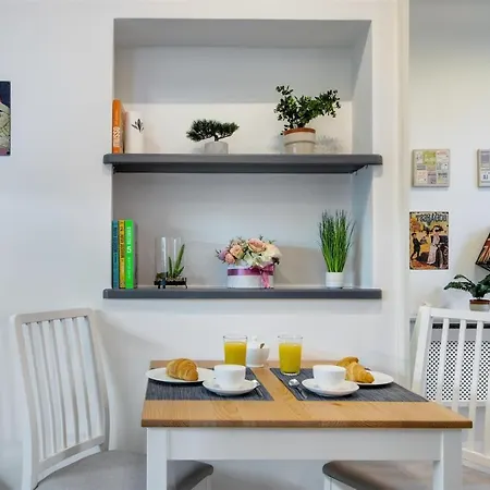 Premium Studio Szervita Square-2