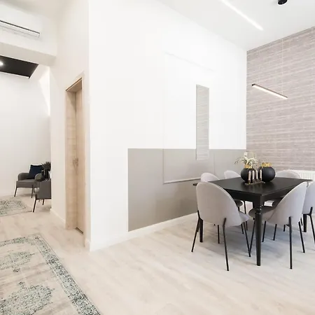 Hollo 3 Bedroom Downtown Apartment-2