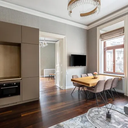 Luxury Apartment With Balcony Next To The New York Cafe-3