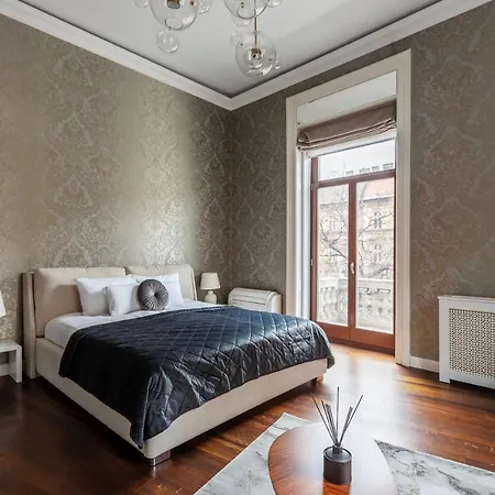 Luxury Apartment With Balcony Next To The New York Cafe-2