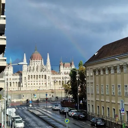 Parliament View Apartment - Free Parking Nearby-3