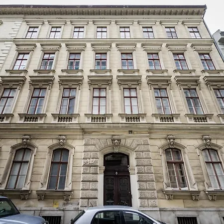 Pyvo Street Home With Balcony Near The Danube-2
