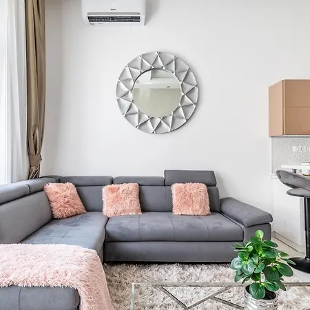 Luxury Apartment With Free Garage And Balcony In The Center-2