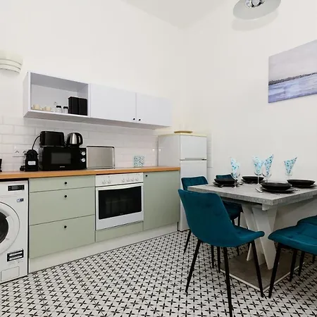 Akacfa 7 Two Bedroom Central Apartment-2