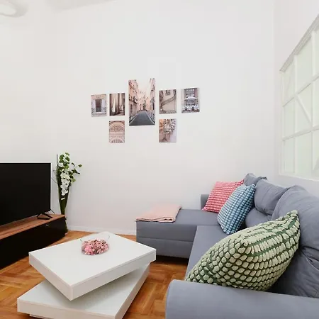 Akacfa 7 Two Bedroom Central Apartment-3