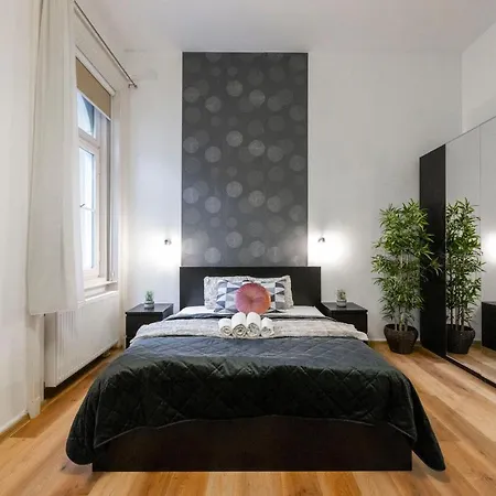 Spacious & Cozy Central Apartment W/ Terrace-3