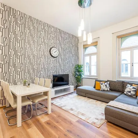 Spacious & Cozy Central Apartment W/ Terrace-2