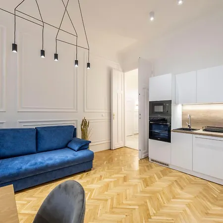 Luxurious Central 4Bedrm 3Bathrm Residence W/ Balcony-2