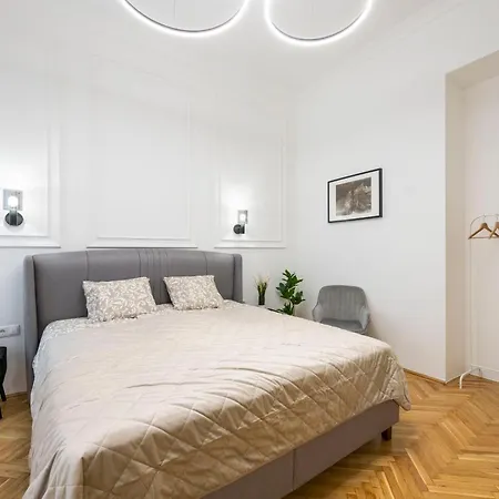 Luxurious Central 4Bedrm 3Bathrm Residence W/ Balcony-3