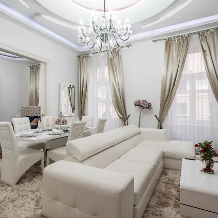Opera Balkony Luxury Apartment With Free Parking-3