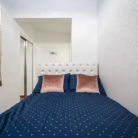 Opera Balkony Luxury Apartment With Free Parking-2