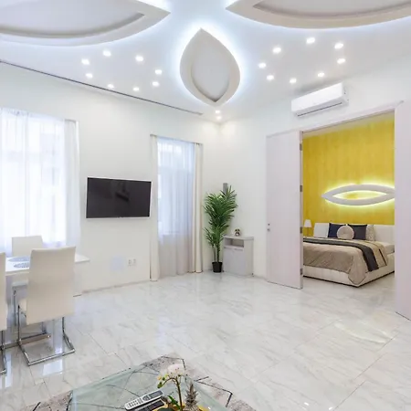 Luxurious Central Apartment Next To The Danube River-3