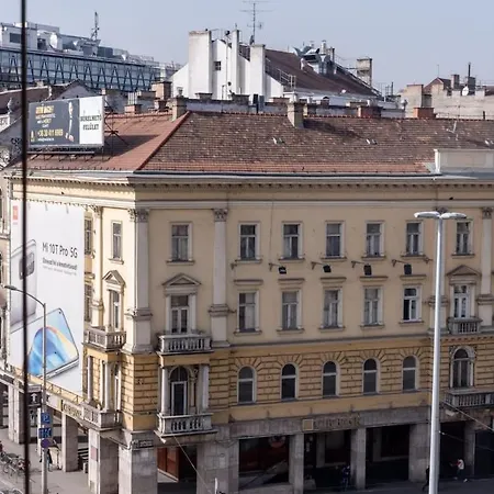 Large Apartment At Perfect Central Location-2