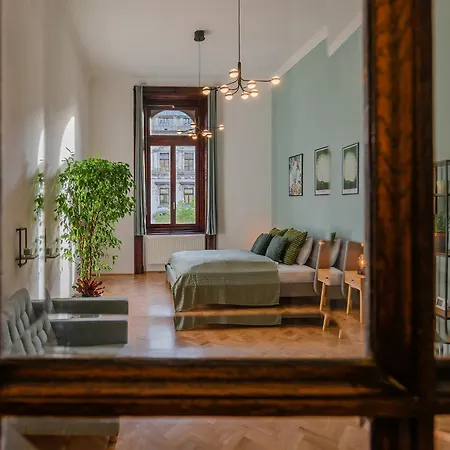 Liszt Modern Chic Apartment-2