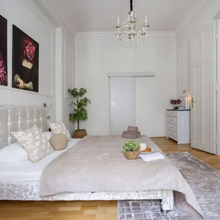 Timeless Elegant Apartment By Opera House-2