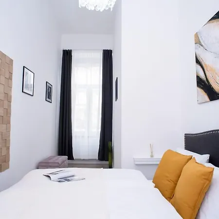 Stylish Large Apartment At Super Central Location-2