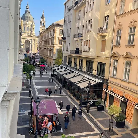 Basilica View Three Bedrooms Prime Apartment With Free Parking-2