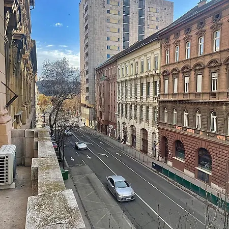 Castle Hill Apartment Logodi I Free Parking I Self-Check-In-2