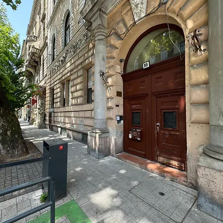 Superb Cozy Studio In The Heart Of Budapest-3