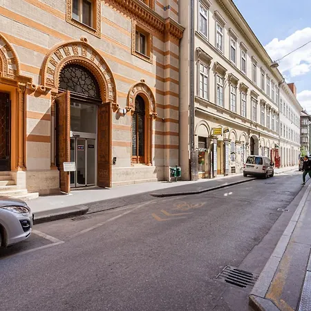R10- Boutique Apartments, Best Location. By Bqa-2