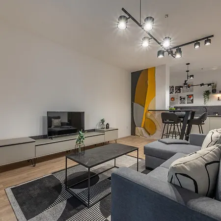 Condo With Balcony @ Downtown Budapest-2