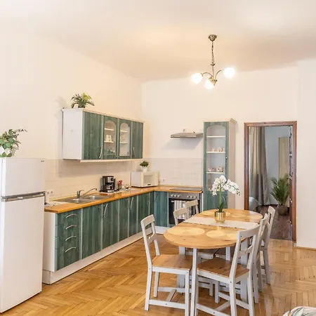 Riverside Balcony Apartment With View To Danube-3