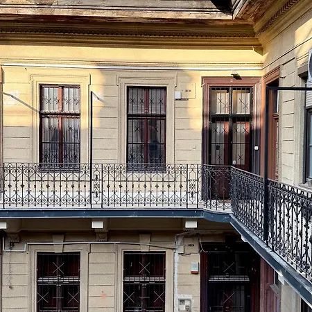 Elegant 125M2 Apartment Downtown Budapest-2