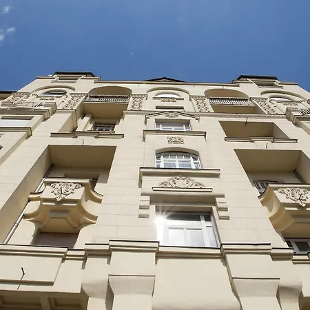 Riverside Flat With King Castle View-2