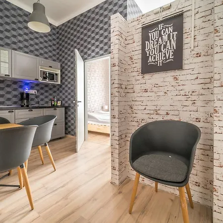 Susan Apartment Near Blaha Lujza Square-3