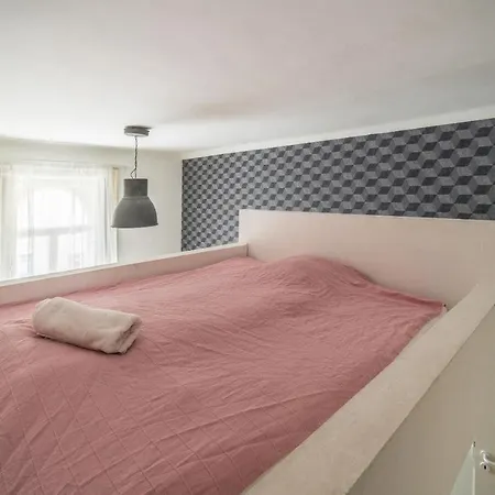 Susan Apartment Near Blaha Lujza Square-2