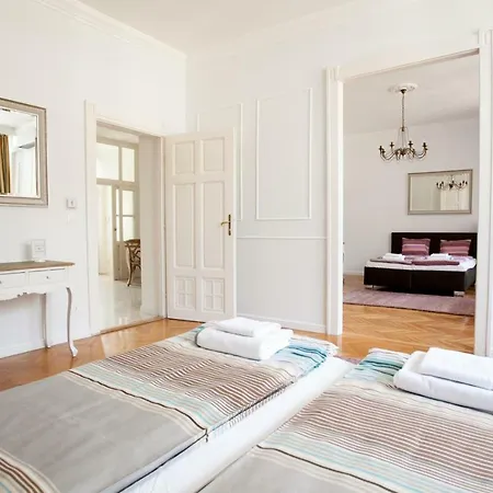 Chic & Charm Apartment-3