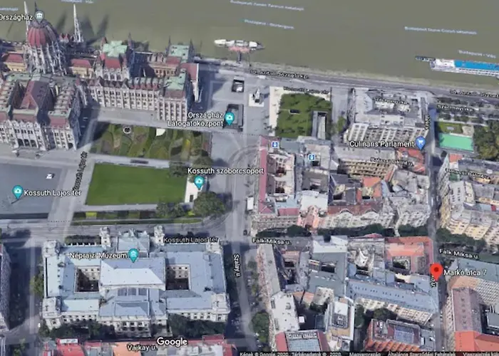 Nice And Cozy Next To The Parliament
