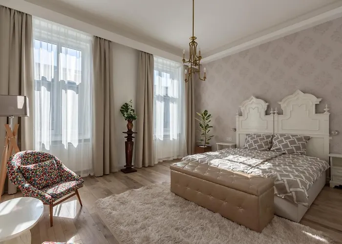 Downtown Elegance By Great Market Hall - 2 Bedrooms, 1 Living Room, 2 Bathrooms, Free Airconditioner, Free Italien Coffee