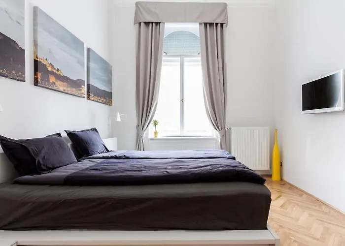 Bpr Sophisticated Astoria Suite With Balcony
